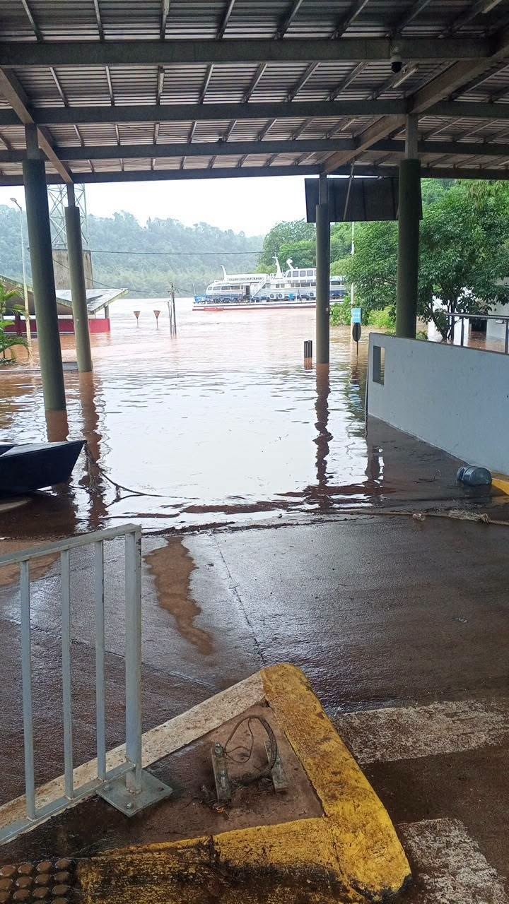 Creciente del río Iguazú: cerraron el puerto y comenzaron a evacuar comercios de la costa 4